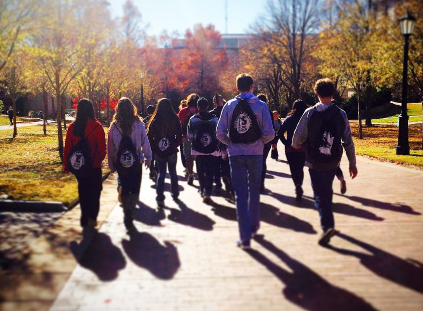  picture of students walking on campus